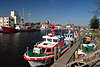 706826_ Heiligenhafen Fischerei & Touristik Hafen Foto, Schiffe in maritimen Ostseehafen Ansicht vor Fehmarn
