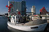706828_ Fischkutter Heil 7 vor LEV Geb�ude im Hafen, Hafengeb�ude in Heiligenhafen, Fischerei Kutter, Schiffe
