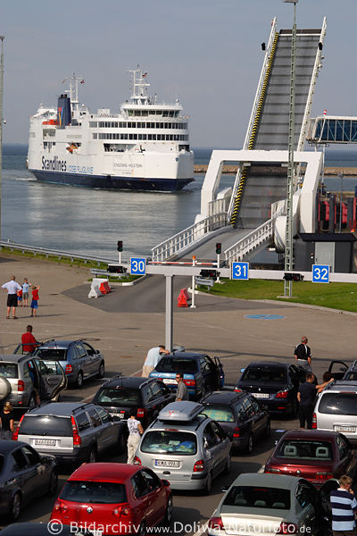 Puttgarden Fhrhafen Ostseefhre Autos im Port