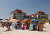 706878_ Ostseeinsel Fehmarn Urlaub am Strand in Foto, Burgtiefe Körbe mit Menschen auf Sand