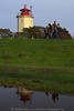 Hakenorth Leuchturm auf Fehmarn Nordspitze Markelsdorfer Huk Foto mit Deich Spaziergänger
