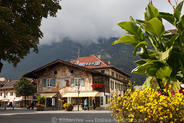 Garmisch-Partenkirchen Landschaft am Kurpark bayerische Volkskunst Gasthaus Wandmalerei
