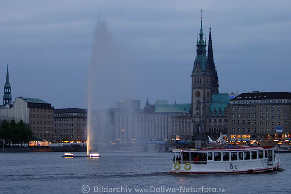 Hamburg Binnenalster Schiff Ausflug zum Springbrunnen vor Rathaus & Cityhuser in Dmmerung