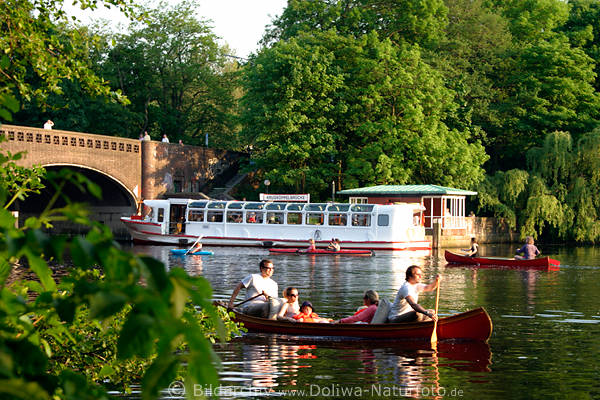 Alsterschiff an Krugkoppelbrcke hinter Kanupaddler