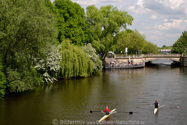 Ruderer-Duo Paddeltour bei Alstercaf an Mondsburgerbrcke in Hamburg Frhling