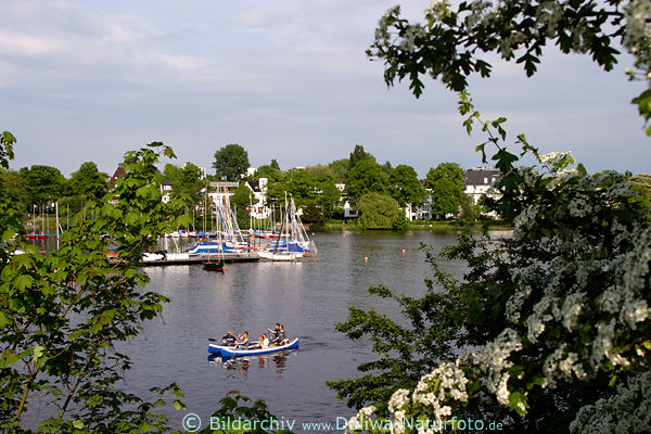 Hamburger Frhling Kanufahrt auf Alster Kanu Boote Jugendliche am Yachthafen