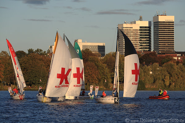 Alstersegler vor Mundsburg Hochhuser ber Wasser in Abendlicht