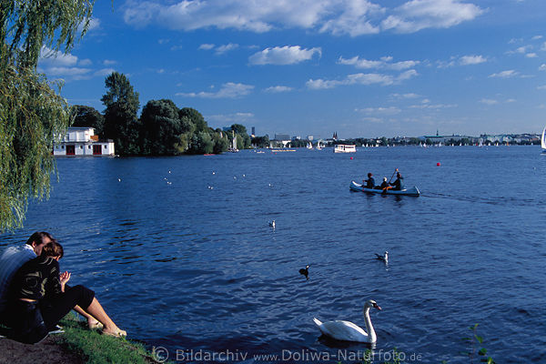 Idylle an Alsterwasser verliebtes Paar am See Vgel Schiff Paddelboot Familie mit Kind zu dritt
