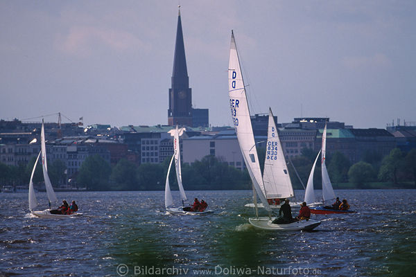 Segelboote Alsterregatta Segler vor Hamburg Kirche Seeblick