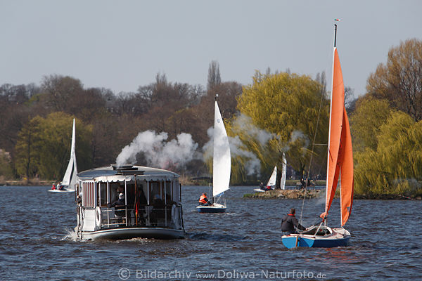 Wassersegler neben Schiff im windigen Wetter Alstersee Hamburg