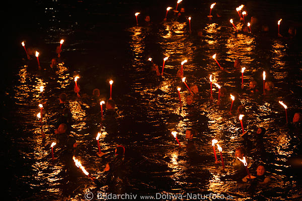 Nachttaucher Fackeln Lichterkette in Wasser Hamburger Alstervergngen schwimmen