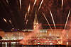Feuerwerke über Hamburg Seewasser Rotfarbe Stimmung City Rathaus Alstervergnügen am Jungfernstieg