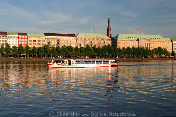 Hamburger See Alsterpanorama mit Schiff Kirchturm Spiegelung im Wasser bei Abendlicht