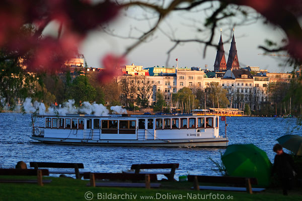 Hamburg-Alster Schiff St. Georg dampfen in Seewasser vor Kirchturm-Paar