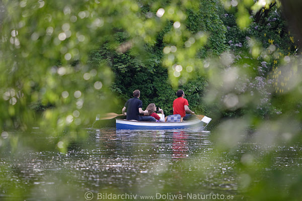 Kanuten in Alsterkanal Hamburg Kanuwanderer paddeln in Wasserweg grüne Natur