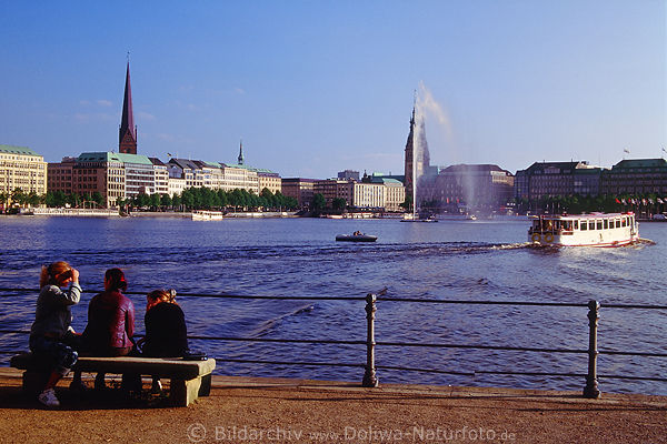 Hamburg Alsterufer Treffpunkt am Wasser Fontne vor City-Panorama Mdchen Schiff-Blick