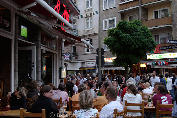 Hamburger Portugiesenviertel Strassenkneipe Besucher schauen WM-Fussballspiel