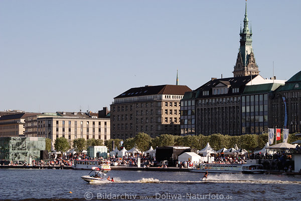 Hamburg Alster Wasserski-Fahrer Motorboot vor Jungfernstieg WM-06 Fanmeile Seeufer