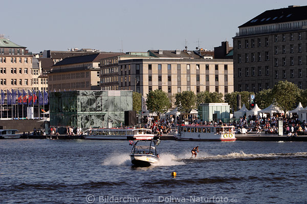 Waterski-Fahrer hinter Motorboot in Alsterwasser vor Hamburg Jungfernstieg