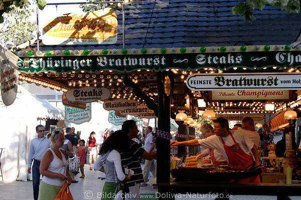 Hamburger Marktstand mit Bratwurst, Steaks, Maiskolben, Krakauer & Champignons