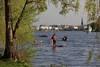 Padding in Alsterwasser Foto Frau mit Kind auf Schwimmbrett vor Hamburg Kaja