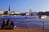 2521_Hamburger Alsterufer Bank Treffpunkt am Wasser vor City-Panorama Blick Mädchen, Schiff, Fontäne