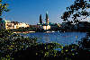 2684_Hamburg Binnenalster Foto Innenstadt Landschaft am Wasser in Abendsonne Rathaus Nikolaikirche Türme Blick