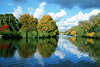 2879_Hamburg Alstersee Wolkenstimmung Herbst Blauhimmel Wasserspiegelung