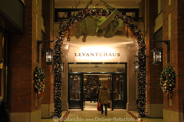 Levantehaus Passage in Hamburg Weihnachtszeit Schmuck Krnze Tannenbaum Elefantskulptur Eingang
