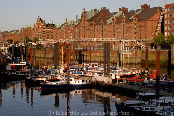 Hamburg Binnenhafen-Schiffe in Speicher-Architektur Lagerhuser-Reihe auf Brookinsel