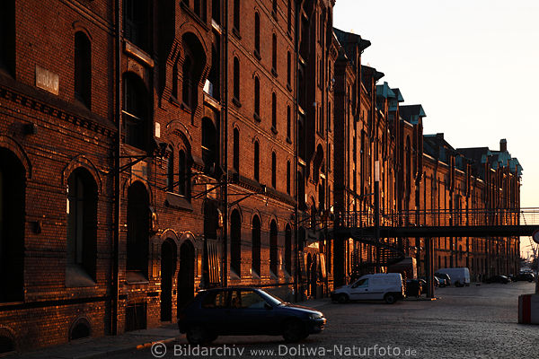 Brook Speicher-Reihe in Goldsonne Blick von Pickhuben Hafengasse in Abendlicht