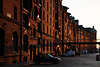 103040_Brook Speicher Reihenhuser Reisefoto vom Pickhuben Hafengasse im roten Abendlicht mit Reisetip Hamburg