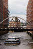 54096_Kehrwiederfleet Schiff-Tour Foto in Speicherstadt Hamburg Wasserkanal unter Brcken mit Fussgnger
