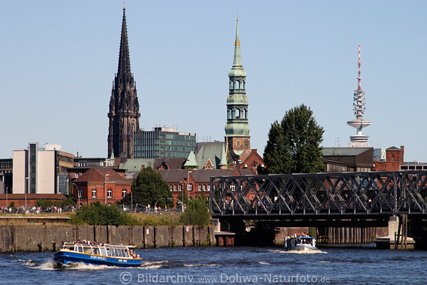 Hamburg Barkassen im Magdeburger Hafen Kirchen Fernsehturm Skyline ber Fleet Wasser-Brcke