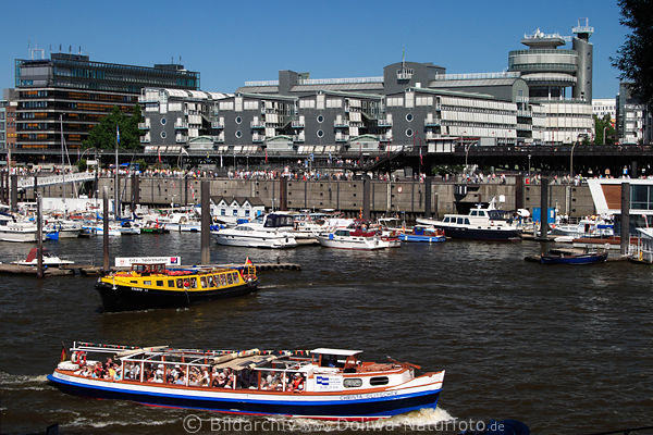 Barkassen in Wasser Hafen Hamburg am Baumwall maritime Architektur voll Touristen Boote Rundfahrt