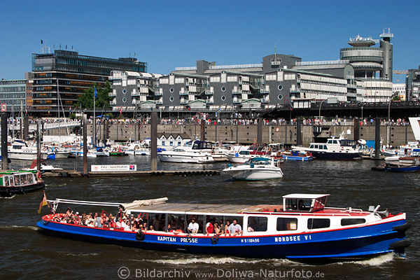 Hamburg Barkasse Schiffe vor Gruner+Jahr Pressehaus moderne Architektur