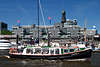 54164_ Hafenrundfahrt mit Barkasse Touristen Bootsfahrt im Hamburger Hafen moderner Architektur