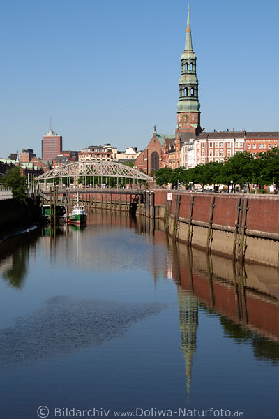 Hamburg Dovenfleet Kornhausbrcke mit St. Katharinen Kirche mit Schiff am Zollamtmuseum
