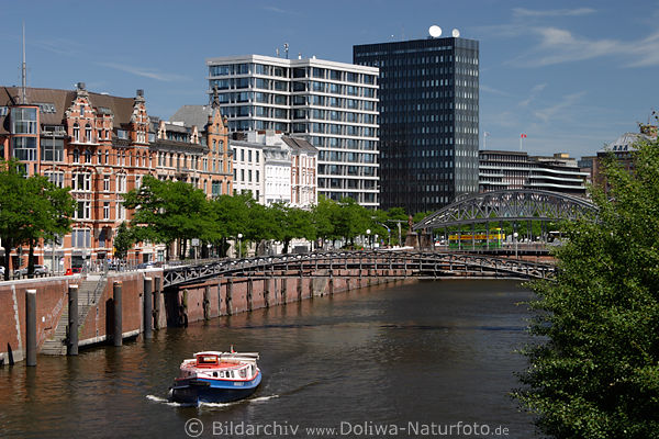 Zollkanal am Zippelhaus Hamburg Frachtenhaus Hansahaus Barkasse in Speicherstadt Wasserfahrt