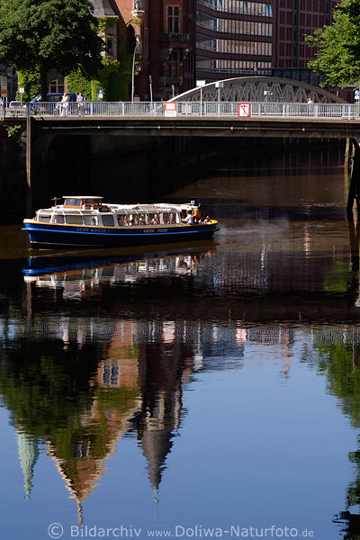 Hamburg Barkasse in Fleet Hollndischbrook vor St.Annen-Brcke in Speicherstadt