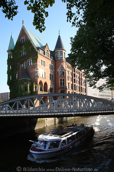St.-Annen Schlsschen thronen ber Fleet Wasserbrcke Barkasse in Hamburg Speicherstadt-Tour