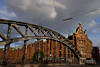 53931_ Hamburg Hafenstimmung ber Brooksbrcke Foto vor roten Backsteinhuser der Speicher in Abendblick