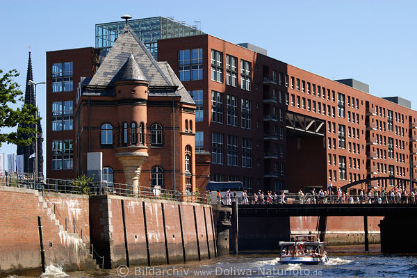 Hamburg Speicherstadt Brookinsel Huser Fleet Barkasse Kehrwiederspitze Brcke Fussgnger im Freihafen