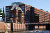 605603_ Speicherstadt Barkassen Tour an Kehrwiederspitze unter Brcke im Hamburger Freihafen