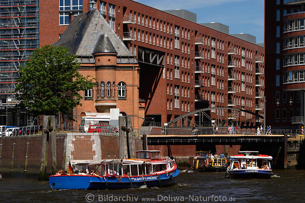 Hamburg Barkassen an Kehrwiederspitze Speicherstadt Freihafen