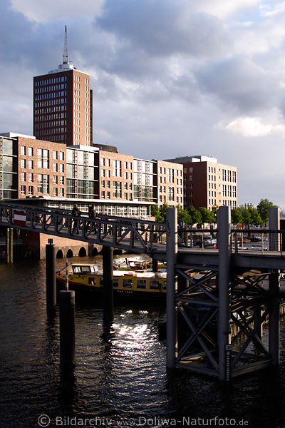 Hamburg Architektur Lichtstimmung an Kehrwiederbrook Fussgngerbrcke zur Speicherstadt