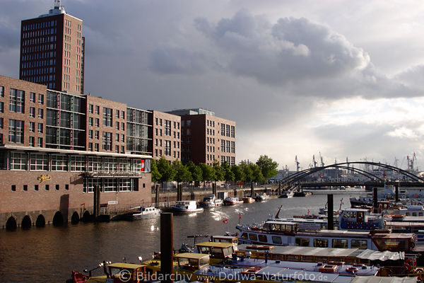 Hamburg Binnenhafen Barkassenhafen Boote an Kehrwieder Speicherstadt