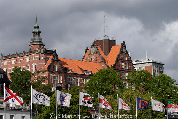 Seewetteramt Hamburg Seewarte am Hafen Backsteinklinker Gebude Fahnen Masten Flaggen