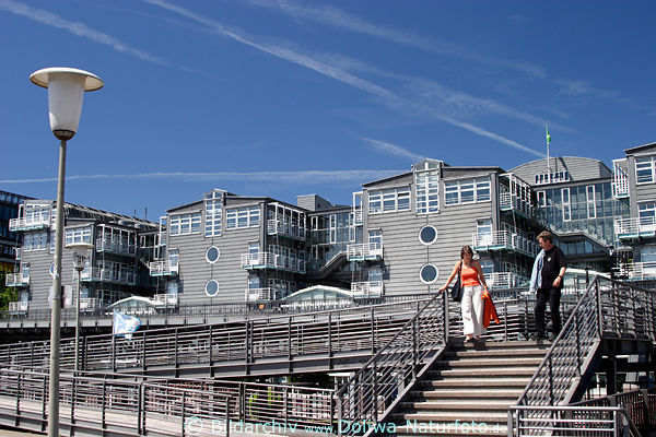 Hamburg Hafenstadt Architektur in Grau Pressehaus Gruner+Jahr zahlreiche Treppen Besucher am Blauhimmel