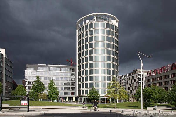 Sandtorpark rundes Glas-Hochhaus Glanz dunkler Himmel Tageslicht Stimmung ber Grnflche